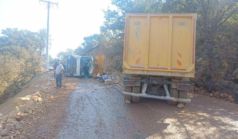 2 kamyon kafa kafaya çarpıştı, 2 yaralı