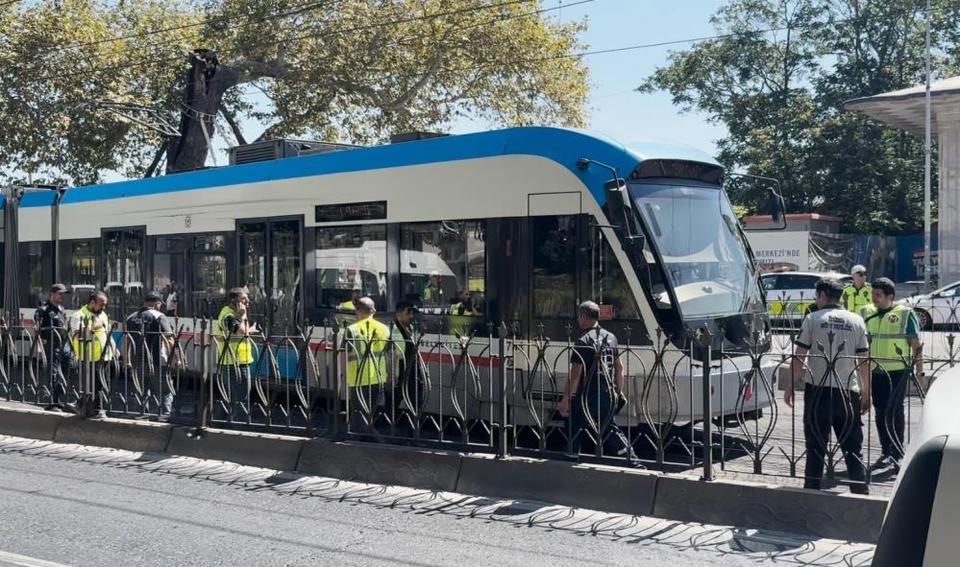 Tramvay raydan çıktı, yolcular tahliye edildi