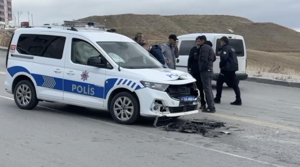 Ekip aracı ile hafif ticari araç çarpıştı: 1 polis yaralı