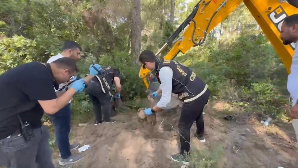 7 YILDIR KAYIP OLAN KADININ EŞİ TARAFINDAN ÖLDÜRÜLDÜĞÜ ORTAYA ÇIKTI CESEDİ ORMANLIK ALANA GÖMÜLEN KADININ ÖLÜMÜ YILLAR SONRA AYDINLATILDI