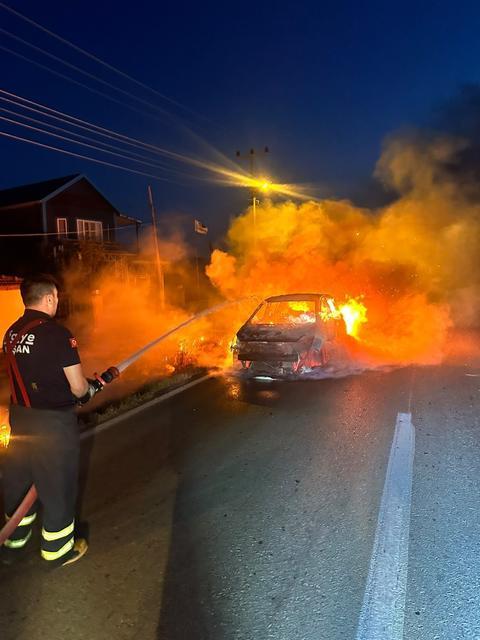 Ateş topuna dönen otomobilden sağ kurtuldu