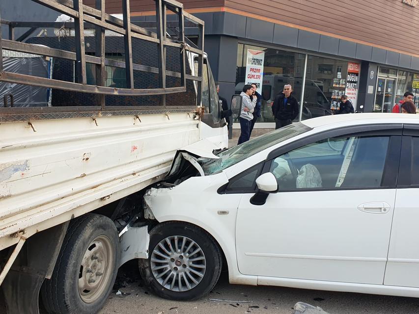 OTOMOBİL KAMYONETE ÇARPTI: 1 YARALI