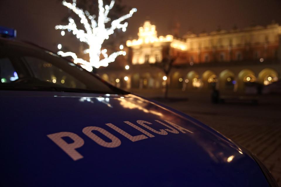 epa08913164 Police patrol on the Main Square in Krakow, Poland, 31 December 2020. Due to the restrictions related to the ongoing coronavirus (COVID-19) pandemic, authorities had issued a ban on moving and public celebrations on New Year's Eve.  EPA-EFE/LUKASZ GAGULSKI POLAND OUT