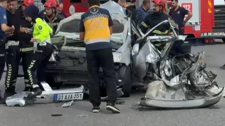 Yolcu otobüsü ile otomobil çarpıştı: 3 yaralı