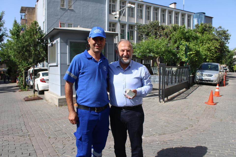 BULDUĞU PARA DOLU POŞETİ, HİÇ DÜŞÜNMEDEN SAHİBİNE TESLİM ETTİ TEMİZLİK GÖREVLİSİ ŞENSES: "HARAMDA GÖZÜMÜZ YOK" AYDIN BÜYÜKŞEHİR BELEDİYESİ PERSONELİNDEN ÖRNEK DAVRANIŞ