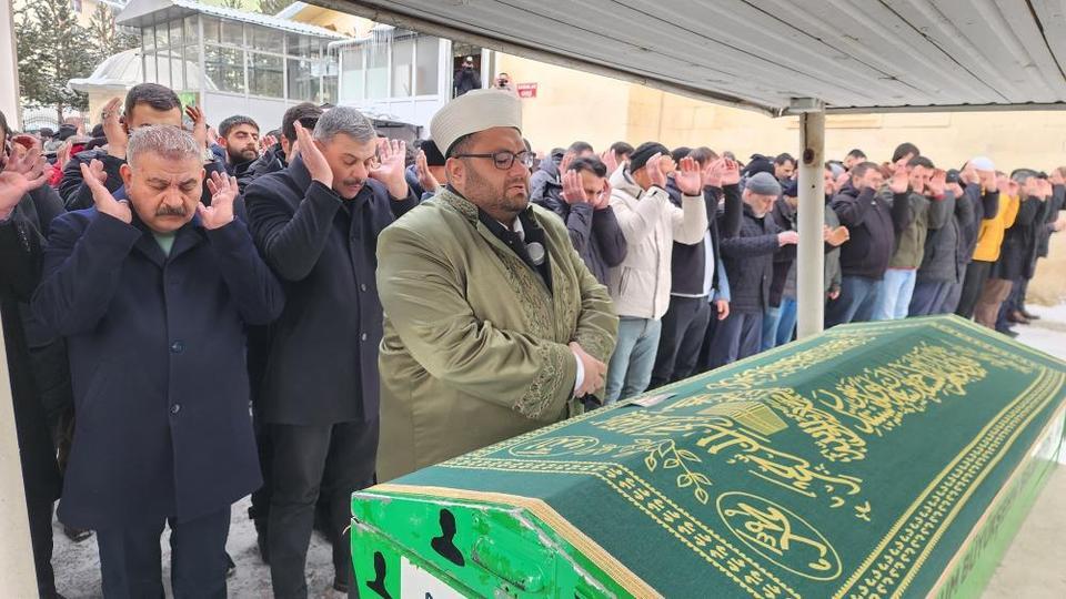 Yangında hayatını kaybeden 2 kişi gözyaşları arasında toprağa verildi