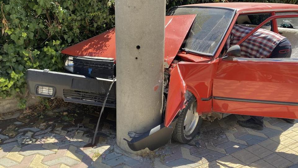 Otomobil önce araca, ardında beton direğe çarptı: 1 yaralı