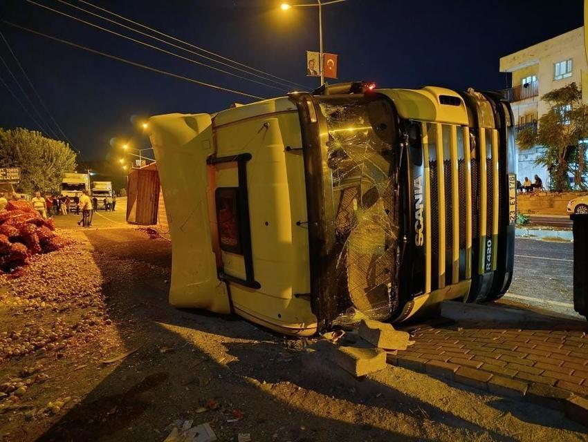 Arızalanan tıra başka tır çarptı, 1 ölü 1 yaralı