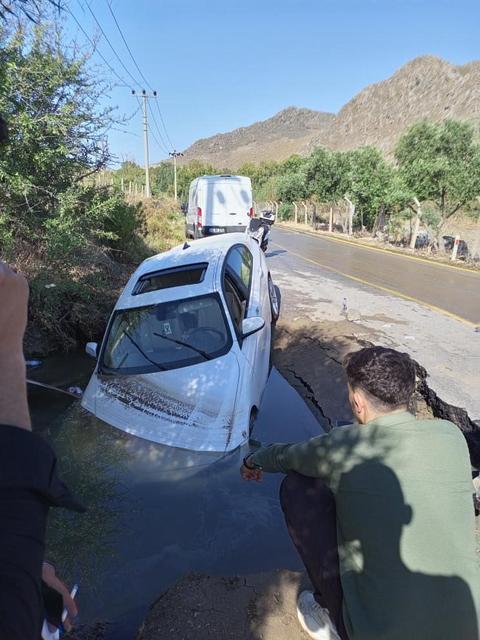 BODRUM'DA OTOMOBİL ÇUKURA DÜŞTÜ