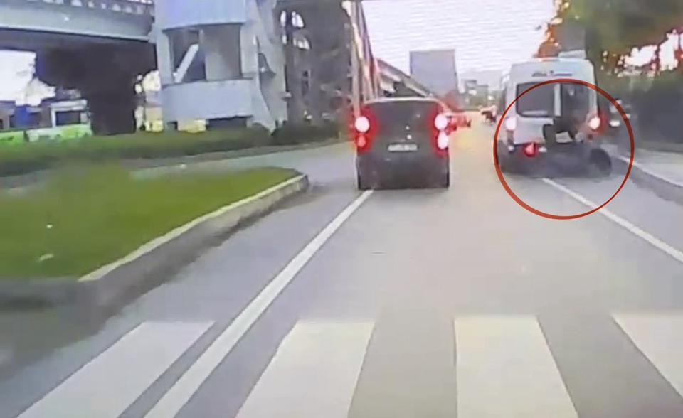 Motosiklet minibüse arkadan çarptı: 1 yaralı