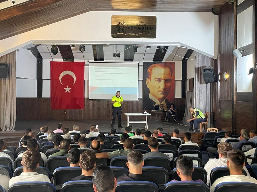 KARACASU'DA MOTOSİKLET SÜRÜCÜLERİ BİLGİLENDİRİLDİ