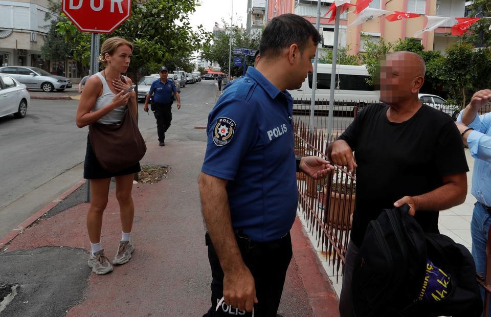 KAYBOLAN AKILLI KOL SAATİNİ GPRS İLE TAKİP EDEN RUS TURİST, POLİS EKİPLERİYLE BASKIN YAPTI SAHİLDE FOTOĞRAF ÇEKERKEN AKILLI KOL SAATİNİ KAYBEDEN RUS TURİST, GPRS BAKINCA ŞOKE OLDU SAATİ VE ALAN KİŞİYİ VERİLEN KONUMDA BULUNDU, KOLUNA SAATİNİ TEKRAR TAKAN RUS TURİST SEVİNCE BOĞULDU RUS TURİST LİLİE BELOVA: "TEŞEKKÜRLER TÜRK POLİSİ" SAATİ ALAN KİŞİ: "ÇOCUKLARA VERİRİM DİYE ALDIM"