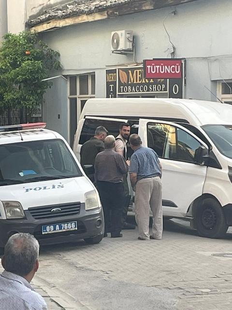 İşyerinin kapanma saati yaklaşınca işyeri sahibi durumdan şüphelenip durumu polis ekiplerine bildirdi.