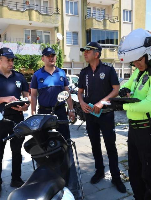 Çine'de kaldırımlarda motosiklet denetimi