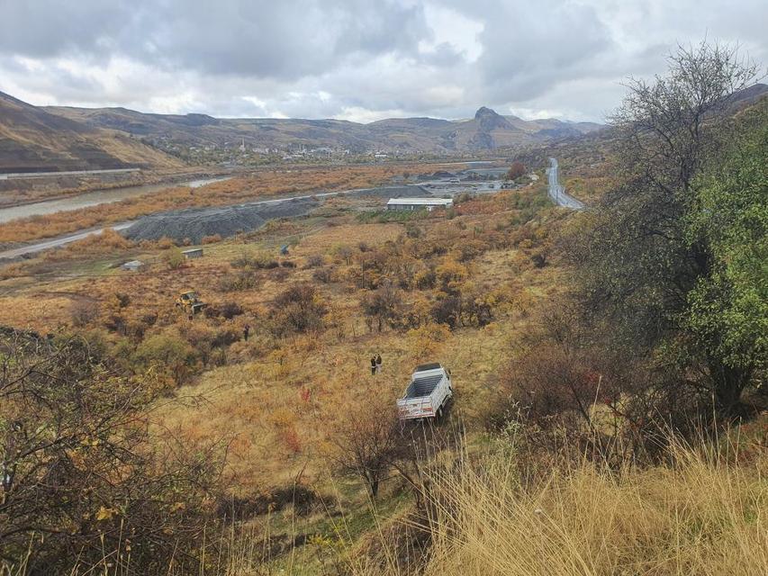 Kamyonet şarampole uçtu