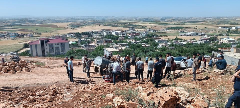 Devrilen traktörün altında kaldı
