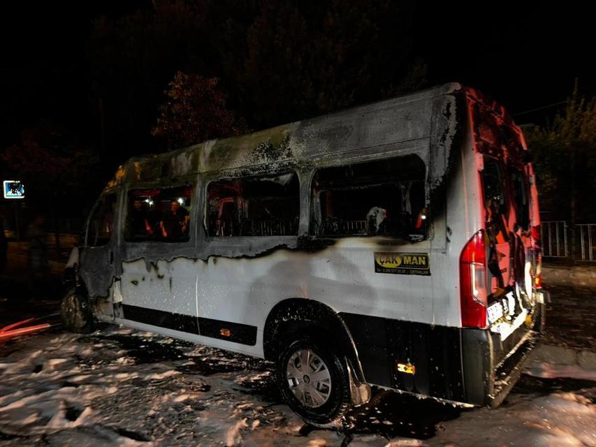Aydın'da alevlere teslim olan okul taşıtı demir yığınına döndü