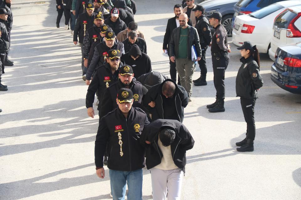 ESKİŞEHİR MERKEZLİ 5 İLDEKİ FUHUŞ OPERASYONUNDA YAKALANAN 17 ŞÜPHELİ ADLİYEYE SEVK EDİLDİ OPERASYONDA 19 MAĞDUR KADIN KURTARILIRKEN, YABANCI UYRUKLU KADINLAR SINIR DIŞI EDİLMEK ÜZERE İLGİLİ BİRİMLERE TESLİM EDİLDİ
