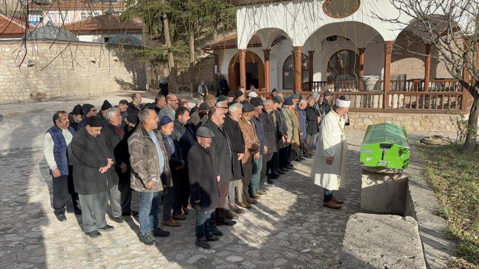 Baba-oğul arasındaki tartışma kanlı bitti: Baltayla öldürülen adam toprağa verildi
