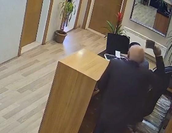 BELEDİYE PERSONELİNE SATIRLA SALDIRI ANI KAMERADA