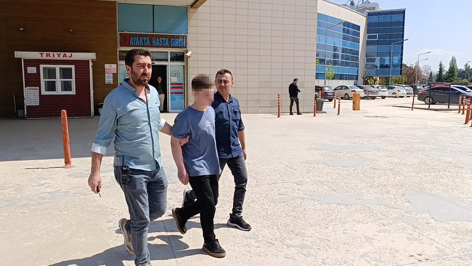 Yabancı uyruklu çocuk yaşlı adamı bacağından vurdu