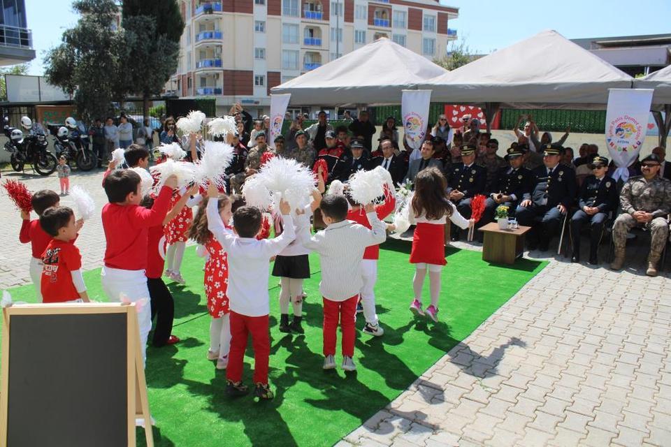 Aydın'da minik öğrenciler polis abilerini unutmadı