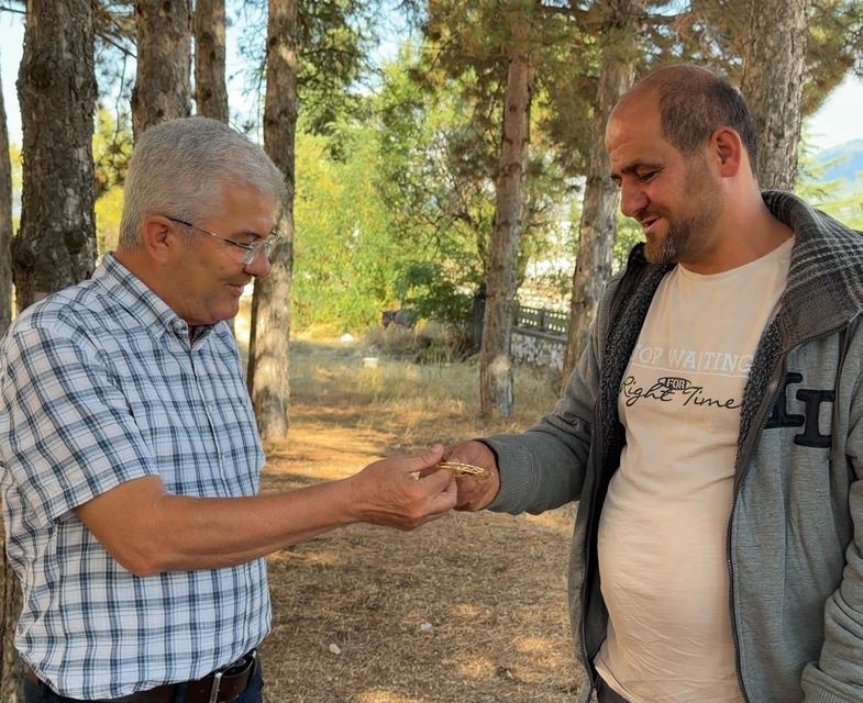 ÜÇ BİLEZİK, BEŞ AY VE YÜREKLERİ ISITAN İNSANLIK HİKAYESİ DAĞLIK ALANDA KAYBOLAN BİLEZİKLERİ 5 AY SONRA BULAN ÇOBAN, "HARAM YEMEDİK, YEMEYİZ" DEDİ, 3 BİLEZİĞİ SAHİBİNE ULAŞTIRDI