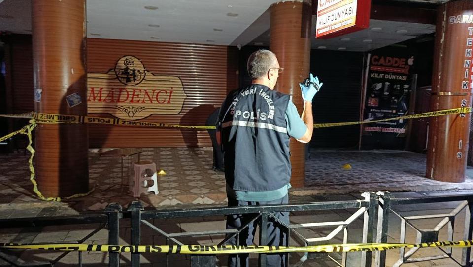 Motosikletli saldırganlar çay ocağını hedef aldı: 2 yaralı
