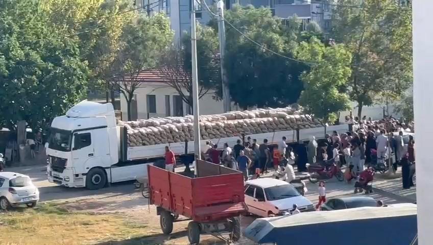 Bir hayırsever 30 ton patatesi ücretsiz dağıttı