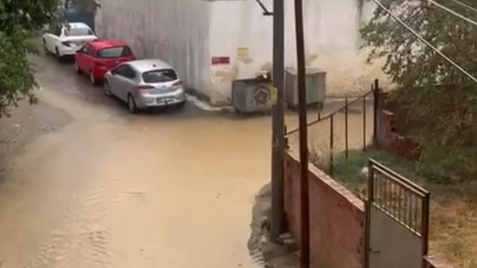 Sağanak yağış sokakları dereye çevirdi