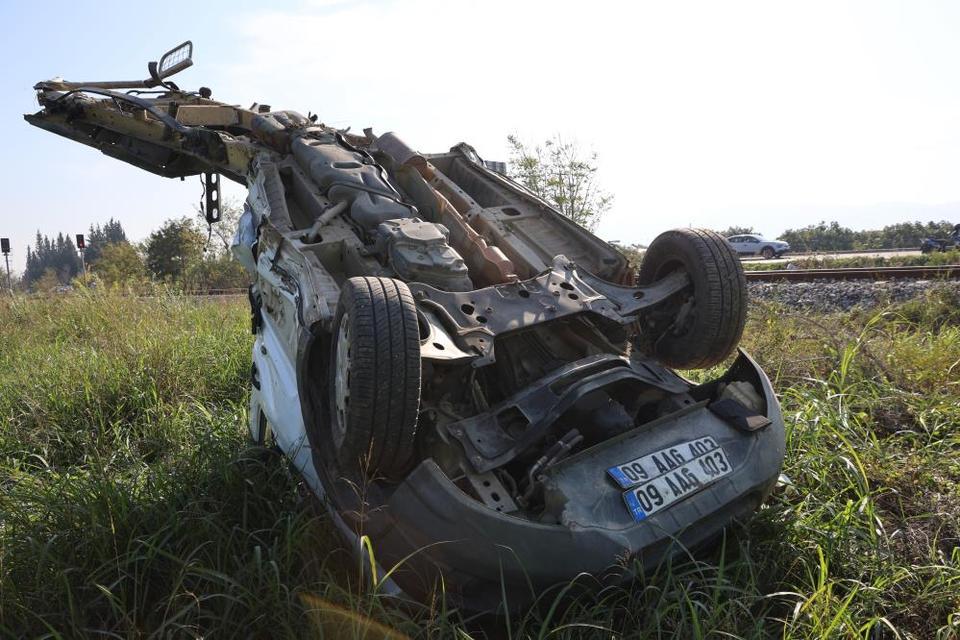 Aydın'da trenin çarptığı kamyonet paramparça oldu