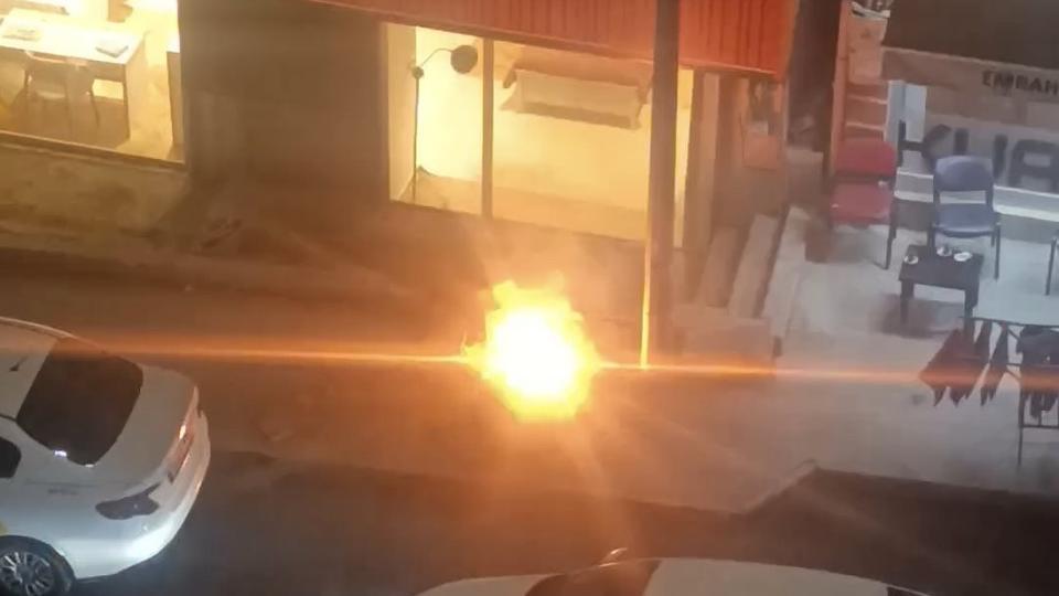 Aydınlatma direğinin kabloları alev aldı
