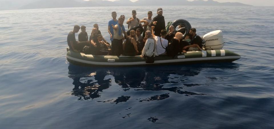 DATÇA'DA 44 DÜZENSİZ GÖÇMEN KURTARILDI