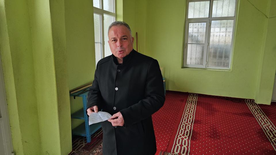 CAMİDE TUVALETİ KULLANDI, NOTLA BİRLİKTE PARA BIRAKTI