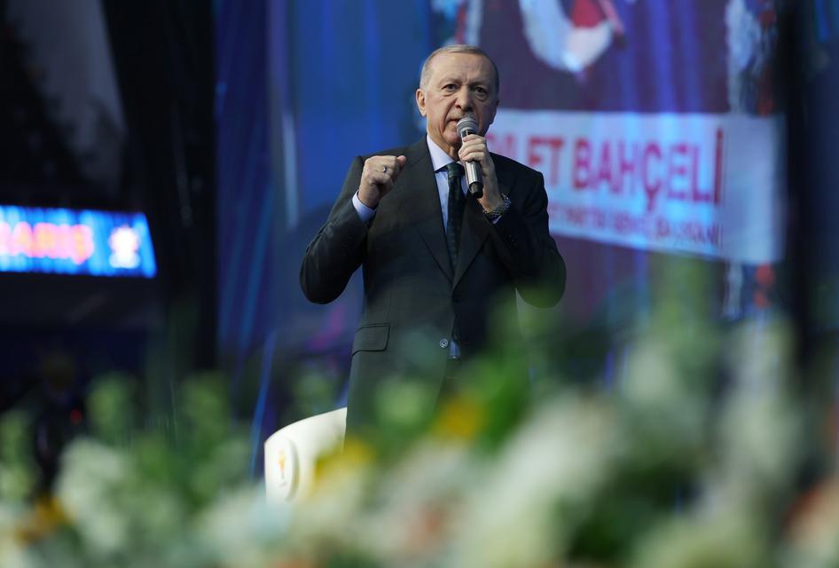 CUMHURBAŞKANI ERDOĞAN, AK PARTİ 8'İNCİ OLAĞAN BÜYÜK KONGRESİ'NDE KONUŞTU CUMHURBAŞKANI ERDOĞAN: "İMTİYAZLARINI KAYBETMEK İSTEMEYENLER ESKİ VESAYETÇİ SÖYLEMLERLE SİYASETE VE HÜKÜMETE AYAR VERMEYE ÇALIŞIYOR" CUMHURBAŞKANI RECEP TAYYİP ERDOĞAN: "ESKİ KÖTÜ ALIŞKANLIKLARINIZDA ISRAR EDERSENİZ, BİZ DE SİZE BUNA GÖRE MUAMELE EDERİZ" "MİLLETİMİZ DE DESTEK VERDİKÇE ÇOK DAHA FAZLASINI YAPACAĞIZ" "ULUSLARARASI YATIRIMLARDA DA TARİHİ BİR ATILIM GERÇEKLEŞTİRDİK" "MERKEZ BANKAMIZIN REZERVLERİ 173 MİLYAR DOLARI AŞARAK CUMHURİYET TARİHİMİZİN EN YÜKSEK SEVİYESİNE ULAŞTI" "EN BÜYÜK KORKUMUZ, KENDİ STATÜKOMUZA TESLİM OLMAKTIR" "REKABETÇİ ÜRETİM YAPISINI TESİS EDECEĞİZ" "HAYAT PAHALILIĞININ BAŞLICA SEBEPLERİNDEN BİRİ OLAN KİRA VE KONUT FİYATLARINI DENGEYE GETİRECEĞİZ" "ERİŞİLEBİLİR VE KALİTELİ SAĞLIK HİZMETLERİNİ DAHA DA GELİŞTİRECEĞİZ"