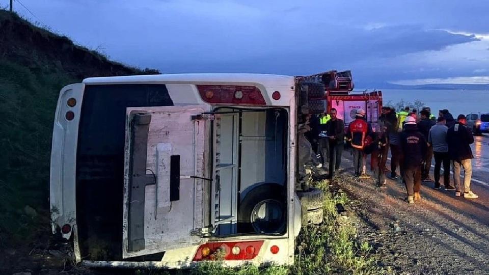 Emniyet personelini taşıyan midibüs devrildi