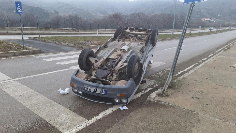 Kavşakta feci çarpışma: Otomobil ters döndü
