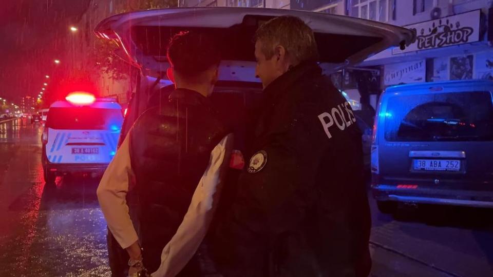 Sokakta pompalı tüfekle dolaşan çocuk polisi görünce kaçtı