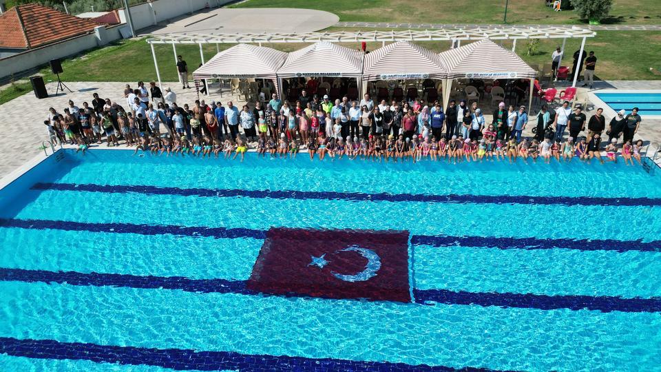 KUYUCAKLI ÇOCUKLAR YÜZMEDEKİ HÜNERLERİNİ SERGİLEDİ