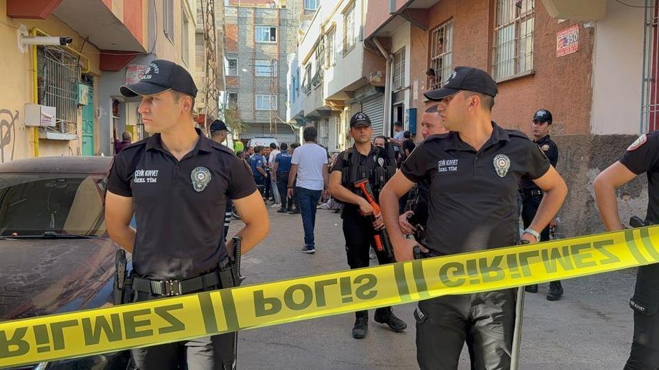 Eşini öldürüp intihar etti
