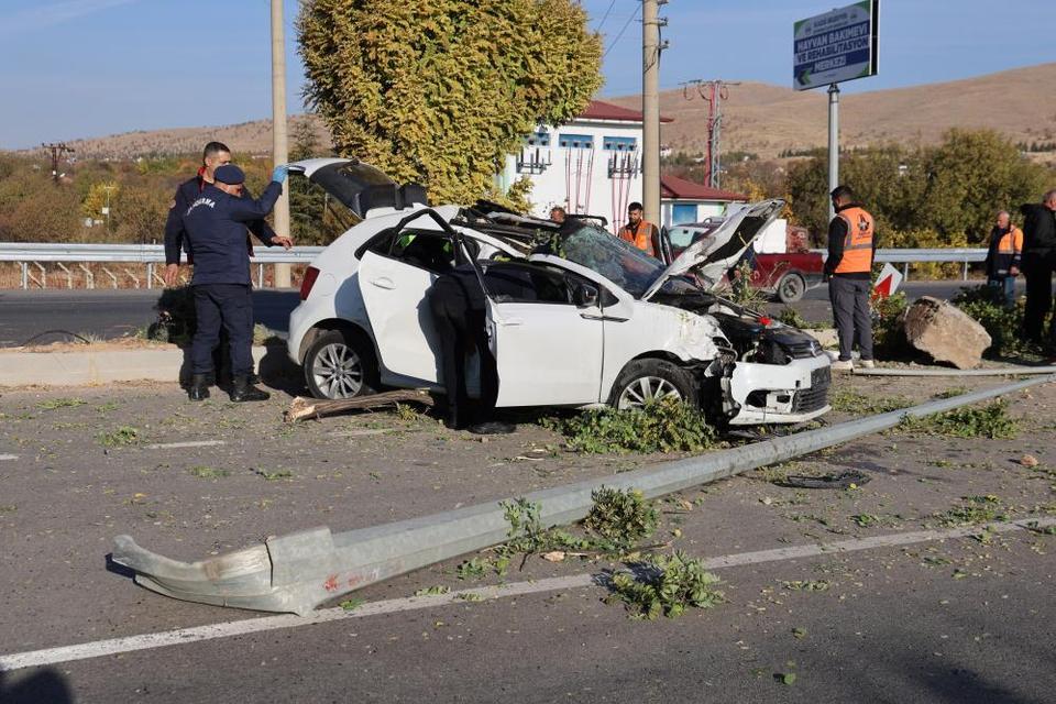 Otomobil, aydınlatma direği ve ağaçlara çarptı: Çok sayıda yaralı