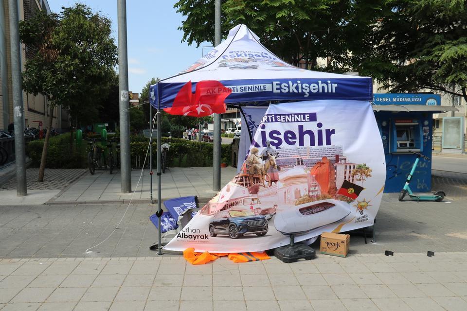 ESKİŞEHİR'DE AK PARTİ STANDINA SALDIRI