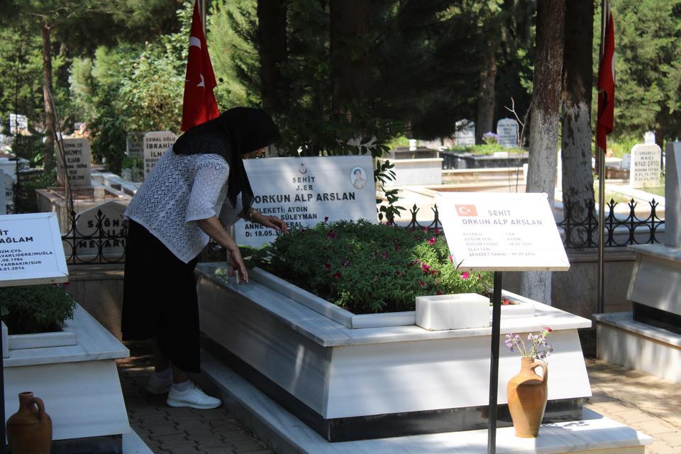 JANDARMA, ŞEHİTLERİ MEZARI BAŞINDA ANDI ŞEHİT AİLELERİ DUYGU DOLU ANLAR YAŞADI
