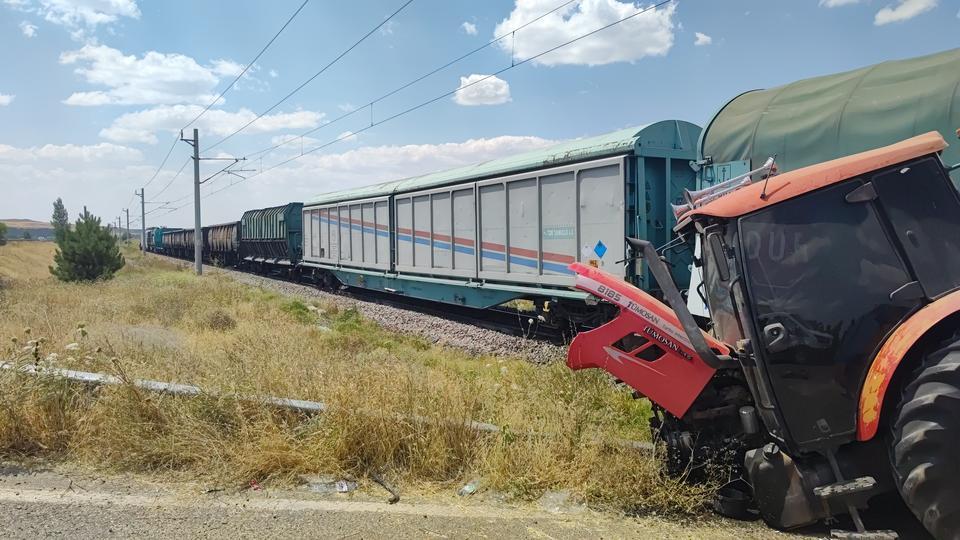 TRENLE TRAKTÖR ÇARPIŞTI, TRAKTÖR SÜRÜCÜSÜ YARALANDI