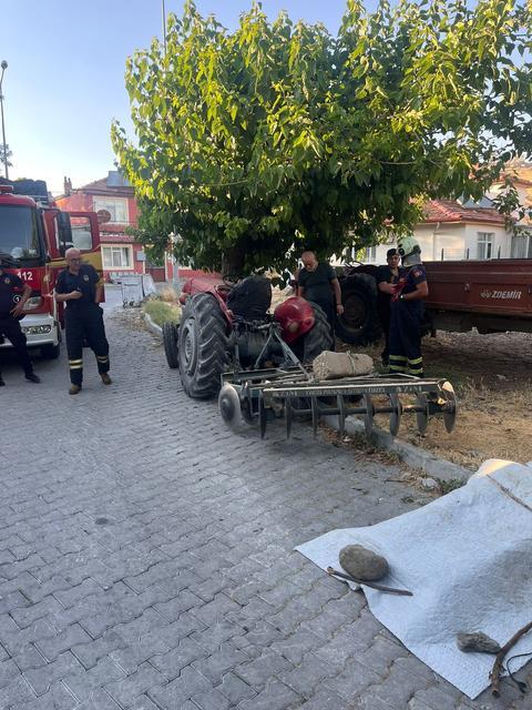 TRAKTÖR AĞACA ÇARPTI, SÜRÜCÜ HAYATINI KAYBETTİ