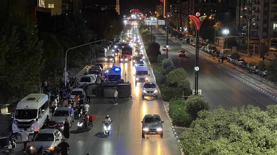 MAKAS ATAN SÜRÜCÜ 5 ARACA ÇARPIP KAYIPLARA KARIŞTI