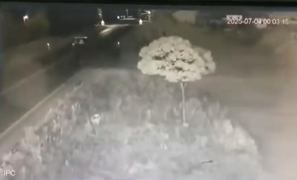Otomobil traktör römorkuna çarptı: 3 kişi yaralandı