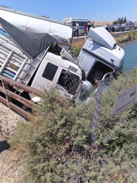 Tanker ve kamyon sulama kanalına düştü: 2 yaralı