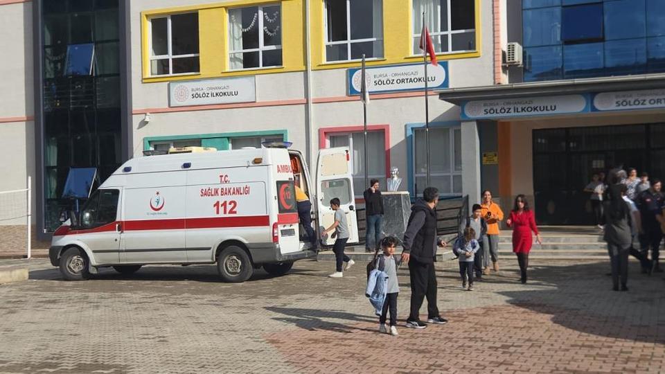 Şinitzel ve makarna yiyen 20 öğrenci hastaneye kaldırıldı