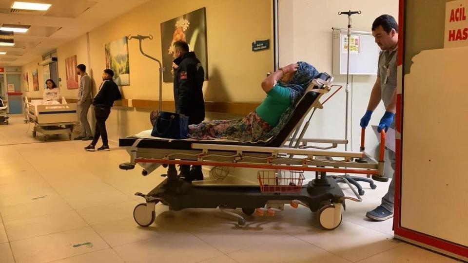 Lastiği patlayan otomobil şarampole yuvarlandı